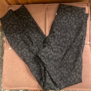 Size 6 Lululemon Wunder Train 25” leggings